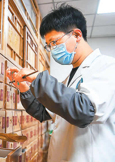 日前，陕西省西安市雁塔区电子城二〇五所社区卫生服务站中医馆的药剂师为患者配制中药。新华社记者 邹竞一摄