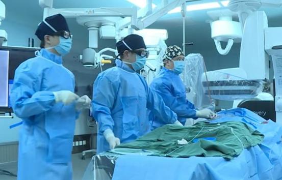 男子酒后与妻子为孩子成绩争吵，血管从胸口撕裂到腿部，累计长度近40厘米！