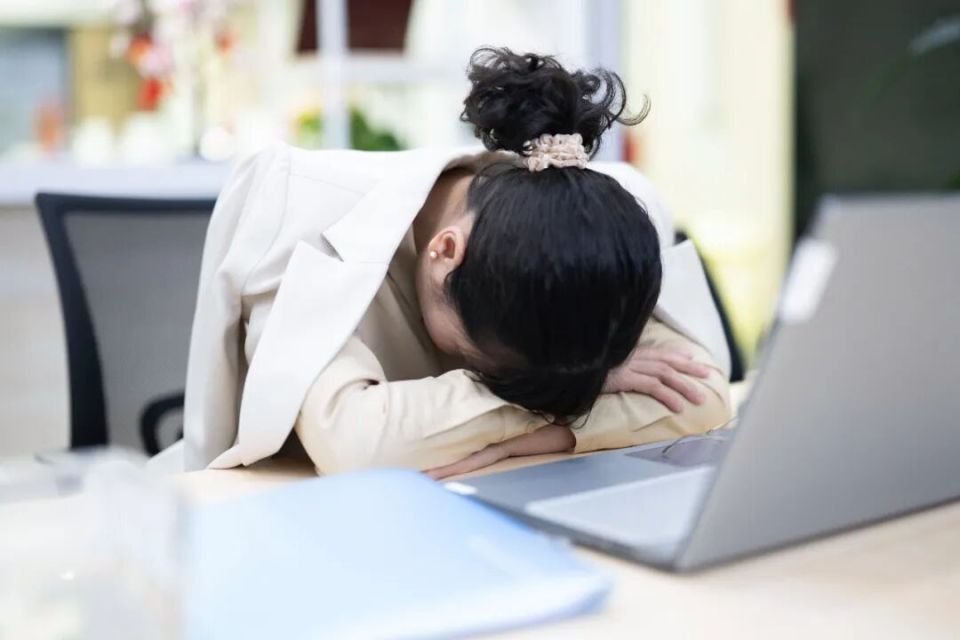 坚持午睡vs从不午睡的人，差别在哪里？研究发现“大脑年龄差”悄悄拉开