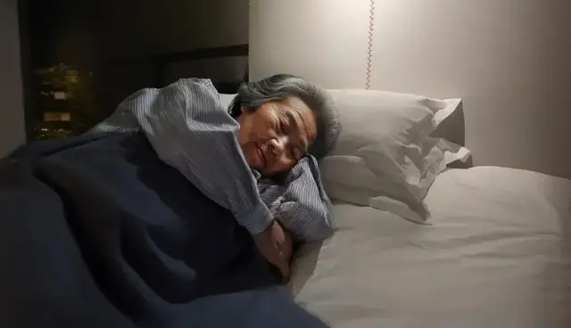 失眠原因找到了！研究发现：睡不好的人，肠道里缺这种“助眠剂”