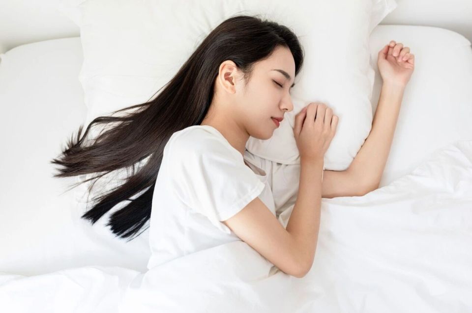 心脏在左边，所以睡觉时不能左侧睡？