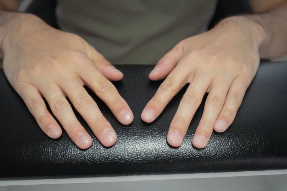 指甲长白斑，表示身体有疾病？