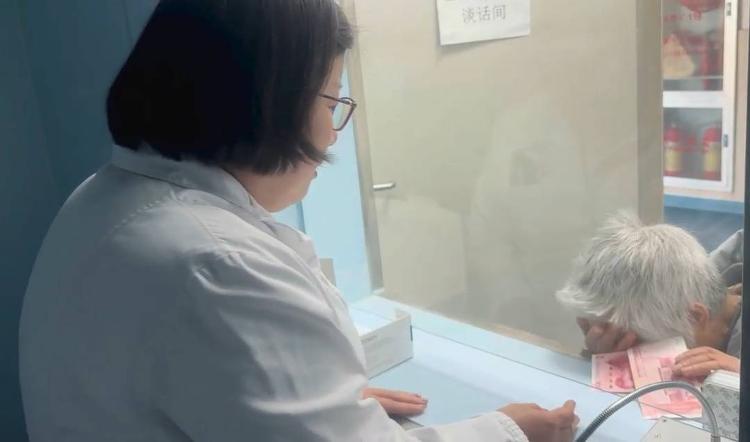 女医生回应隔窗“咆哮”给患者母亲送钱：老人独自照顾孩子不易，我平时就嗓门大